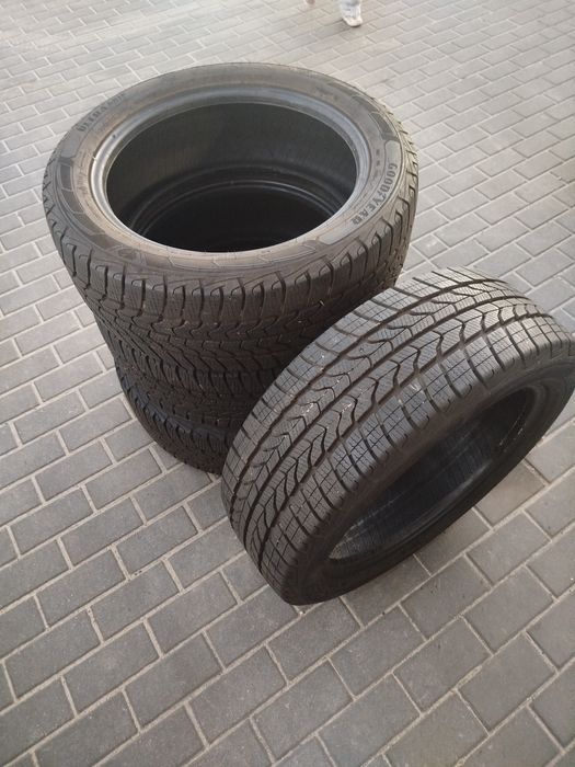 Komplet opon zimowych dostawcze ciężarowe Goodyear 235/50/19C