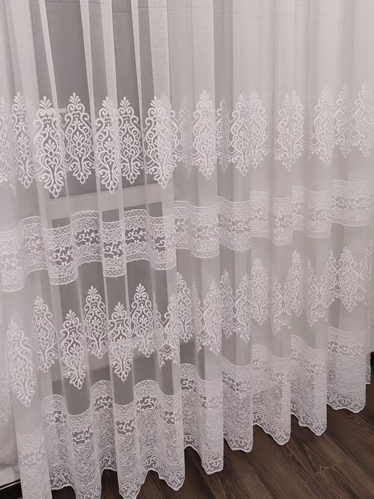 Тюль з ніжною вишивкою