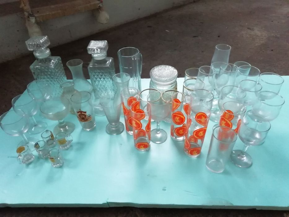 Conjunto de copos e garrafas