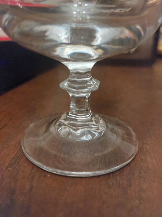 Nowe kryształowe kieliszki do koniaku lub nalewki