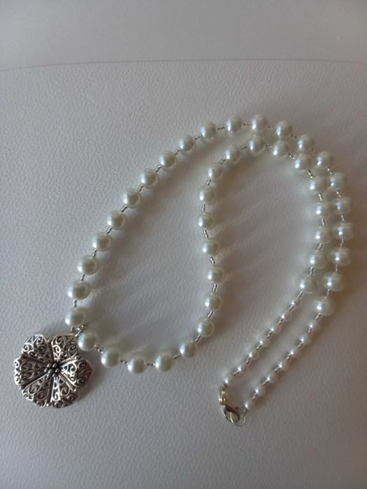 naszyjnik korale perłowe z zawieszką wisiorem