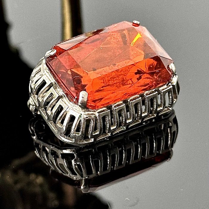 Srebrna broszka z kamieniem cytrynowym z Anglii końca lat 60. XX wieku