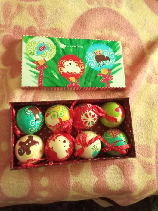 Caixa personalizada com bolas para árvore de natal