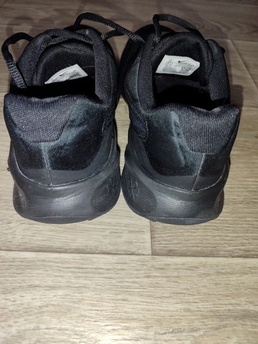 Кросівки для бігу Nike Revolution  FB2207-002 42р 27 см