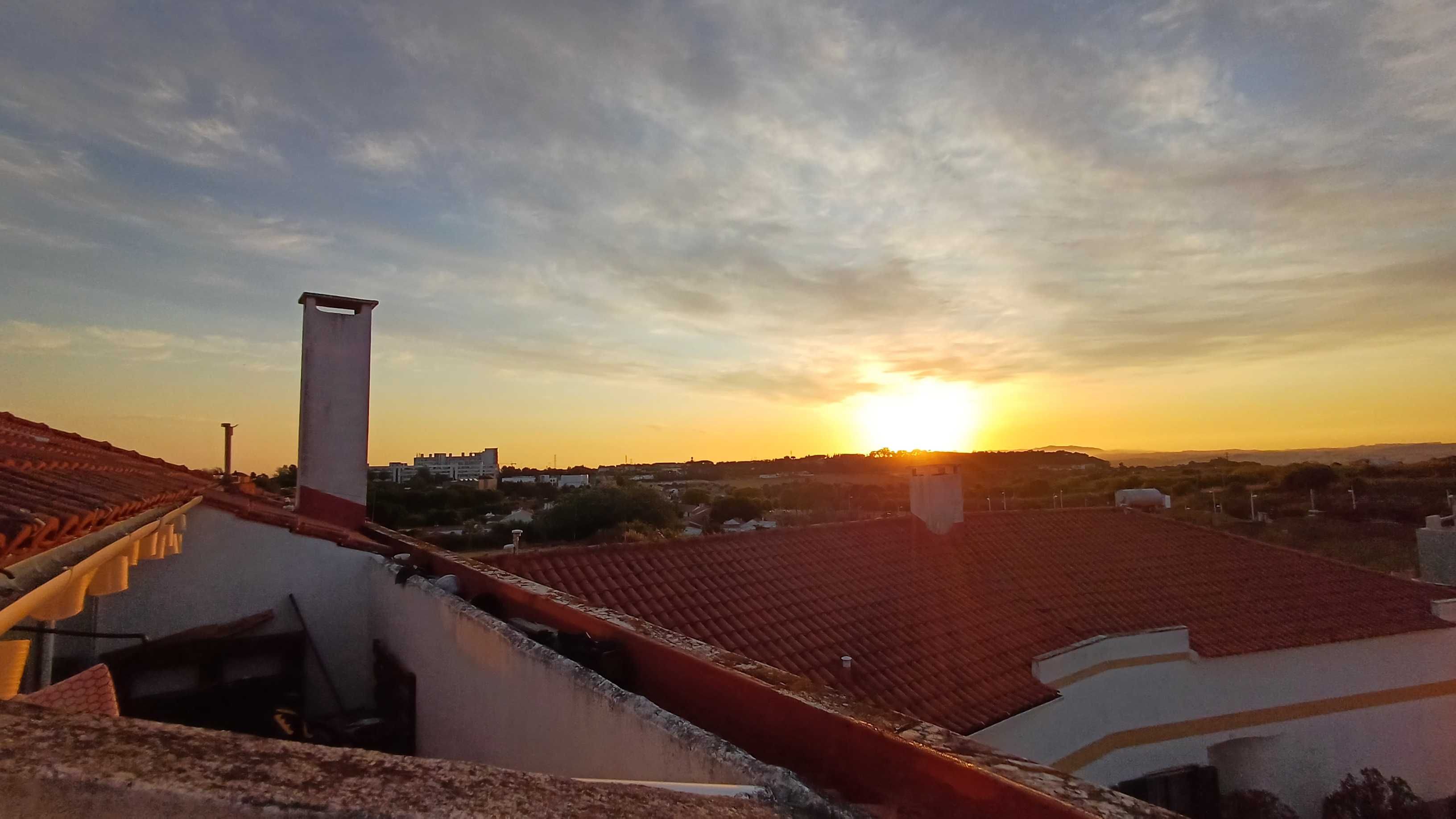Quarto para arrendar no centro do Monte da Caparica