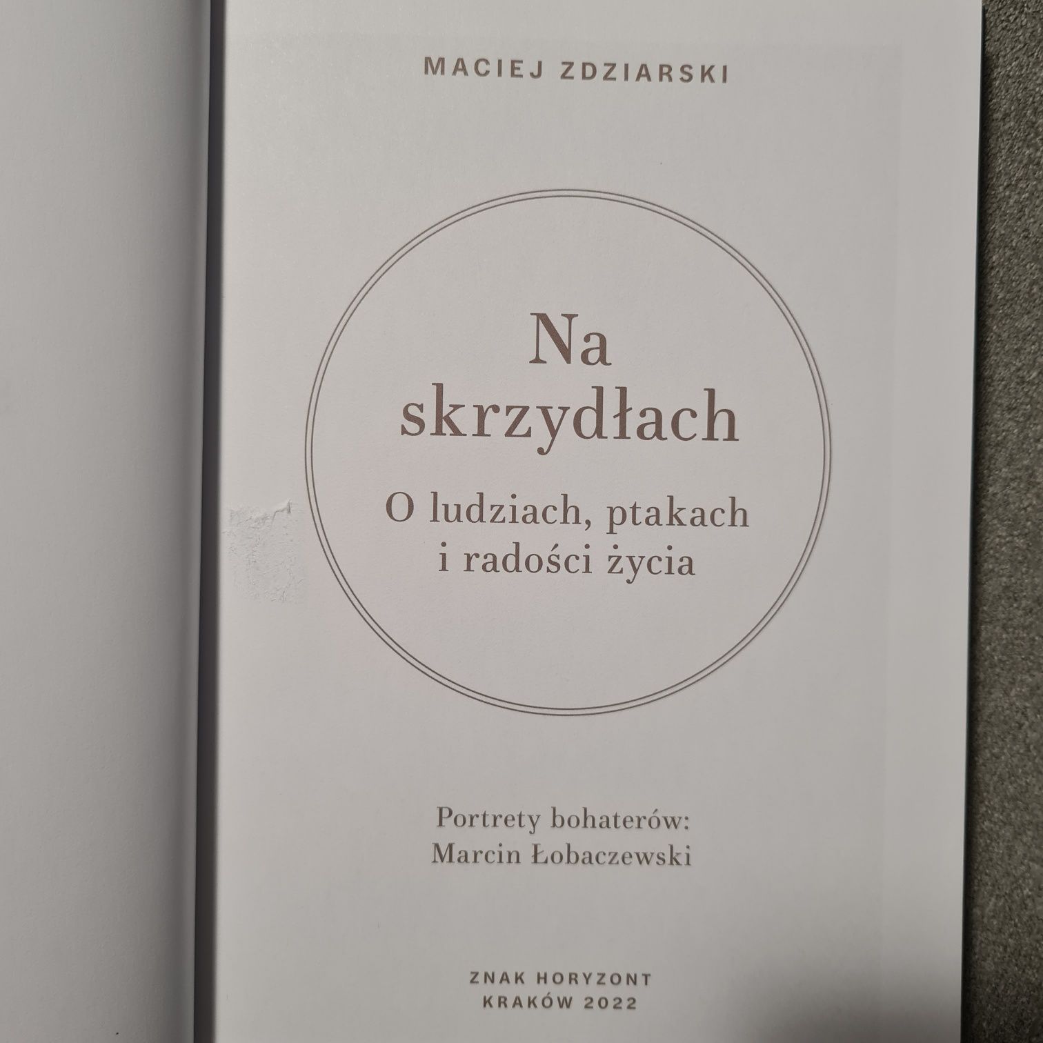 Na skrzydłach. O ludziach...  książka Maciej Zdziarski