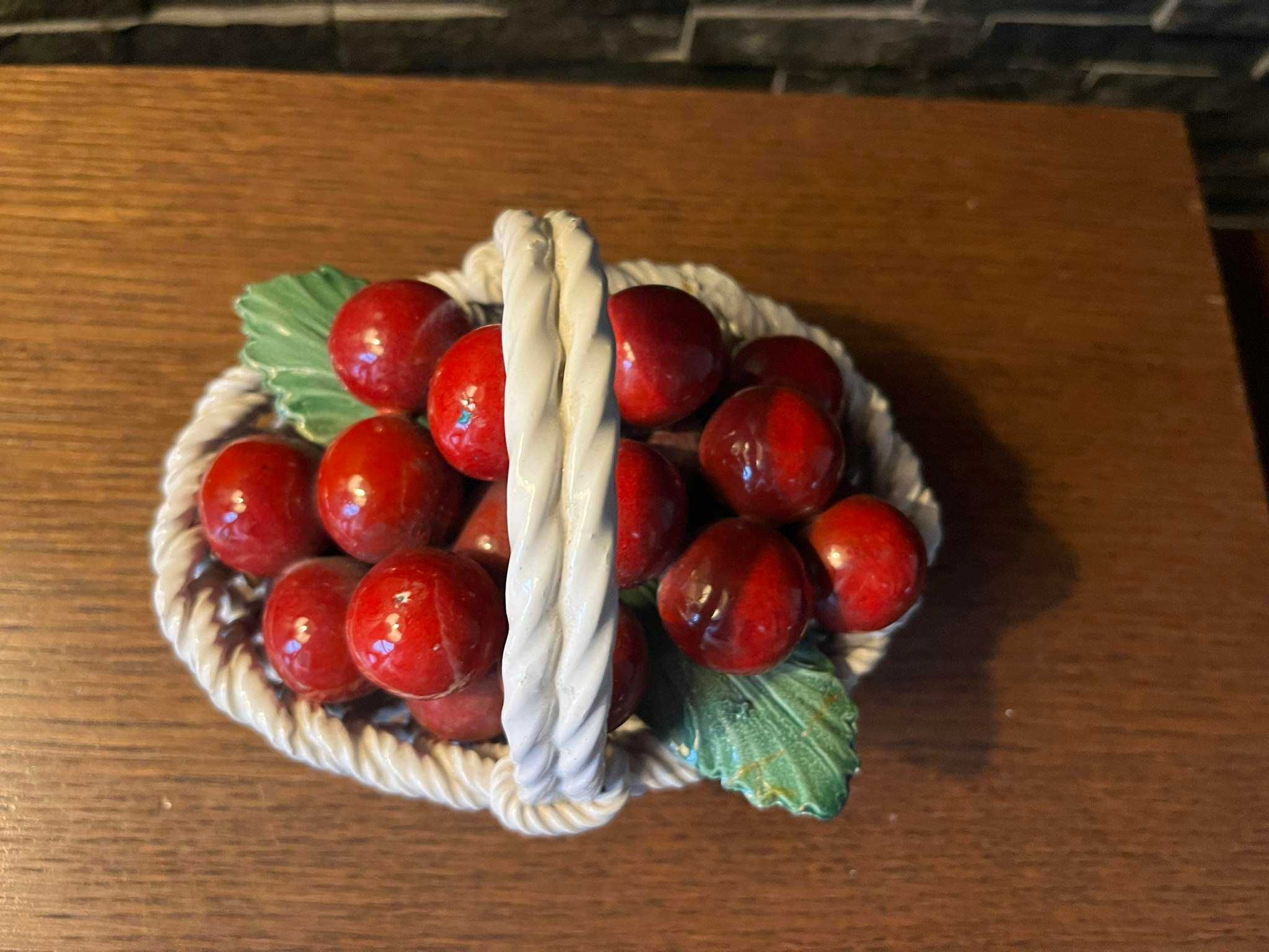 Owoce czereśnie wiśnie porcelanowe w koszyku Italy