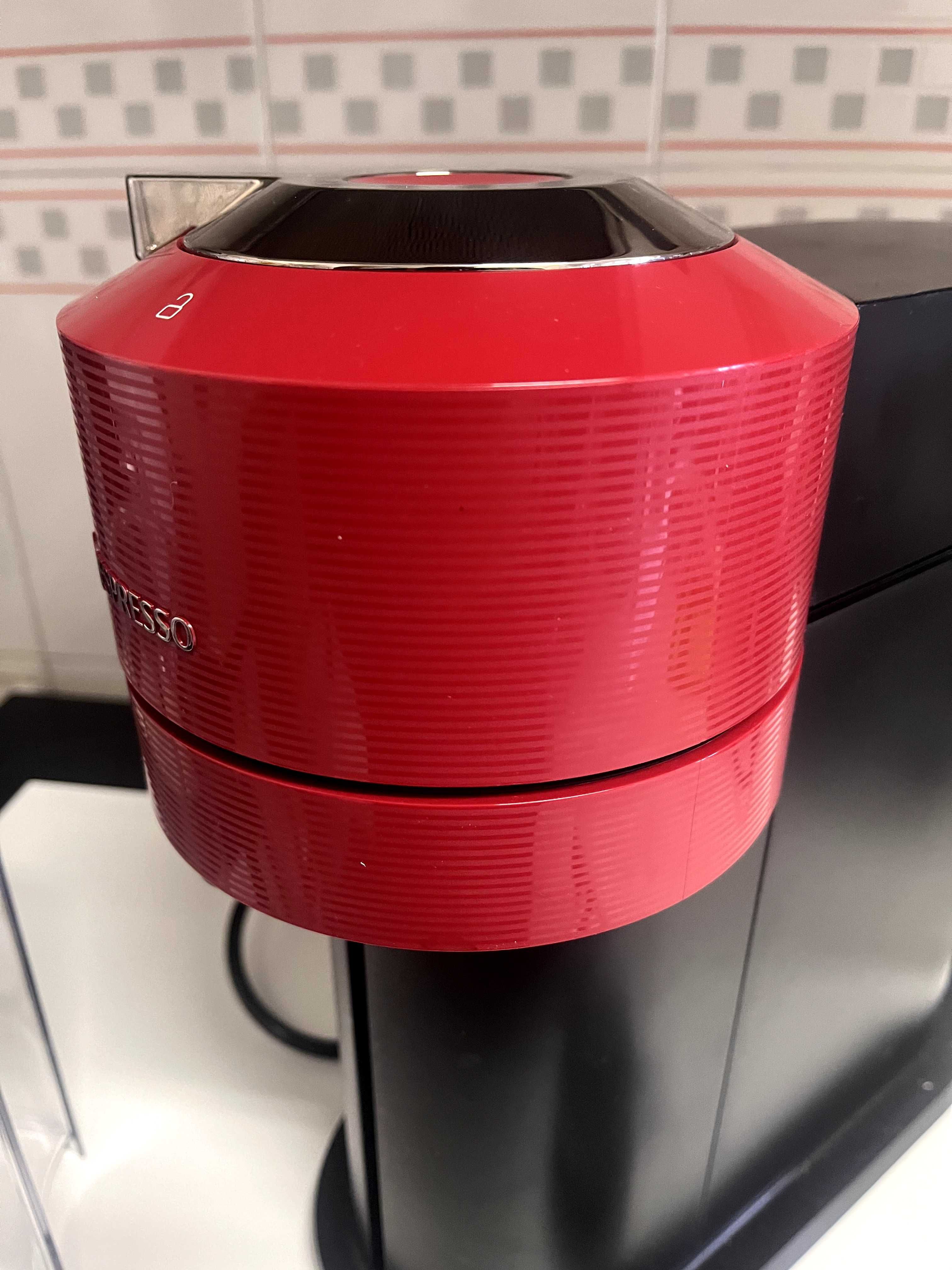 Máquina de café Vertuo Next C Nespresso usada em muito bom estado.