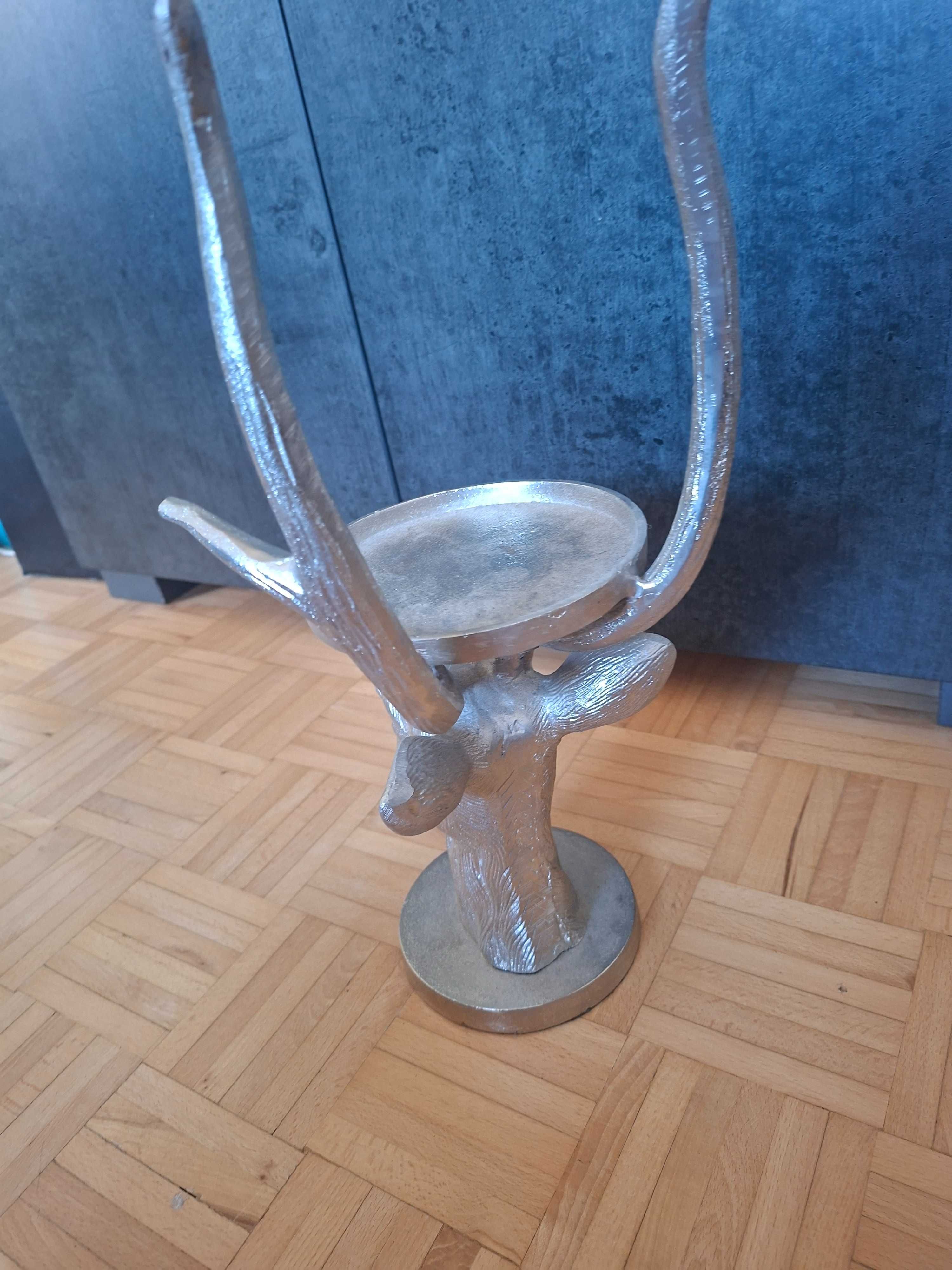 Metalowy świecznik