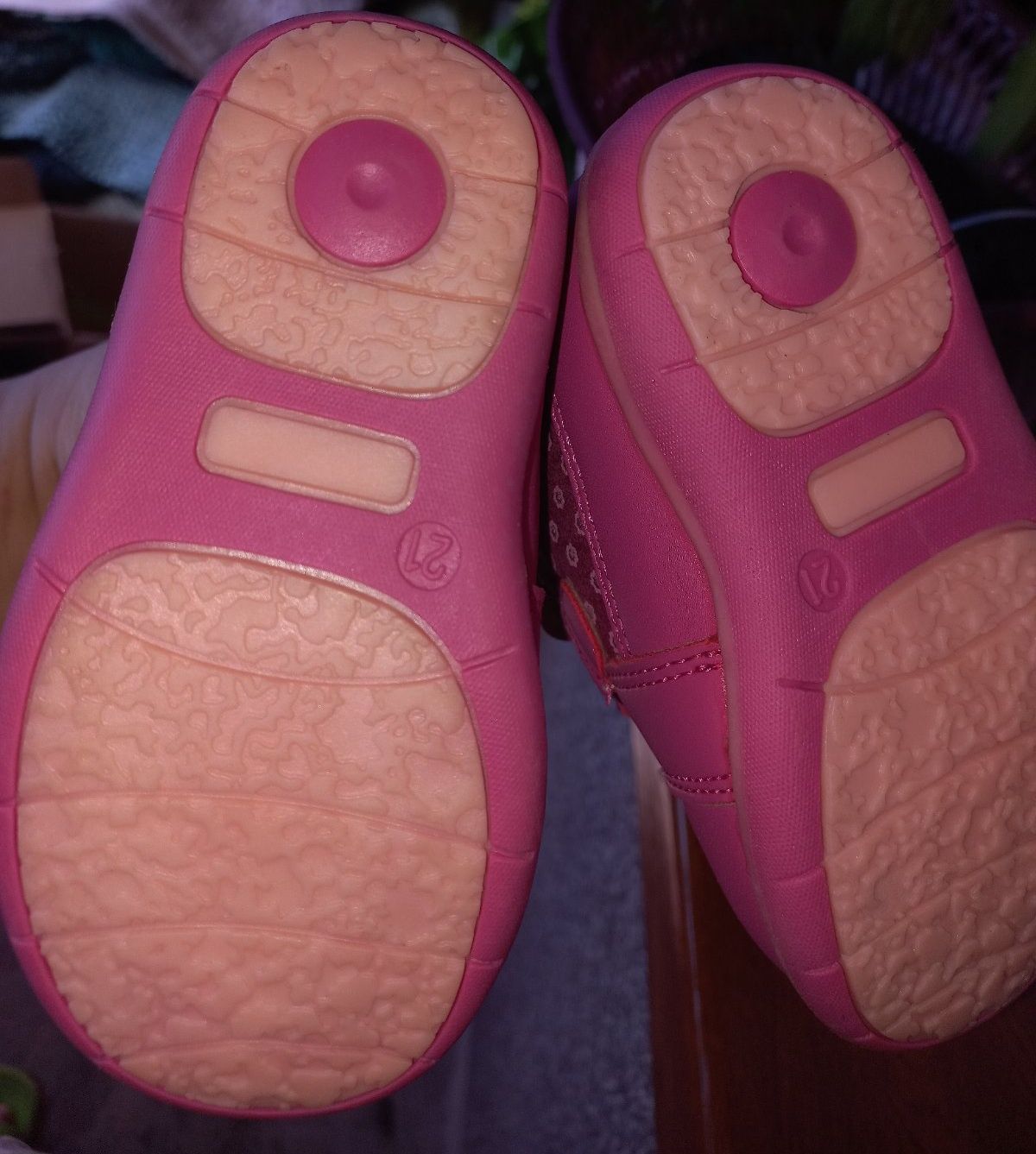 Продам новые ботинки детские на девочку в коробке
21 размер
Фирма:Wojt