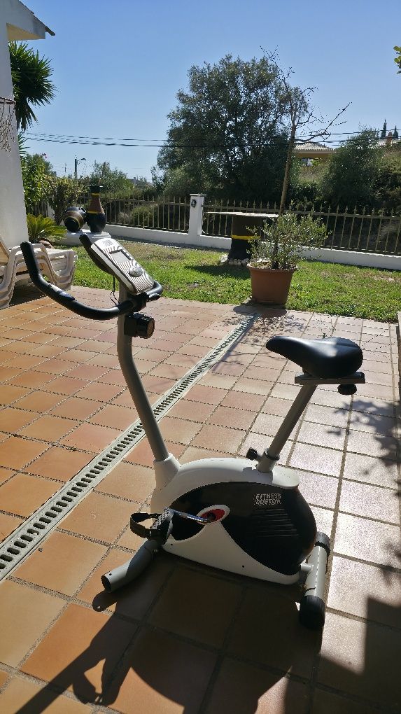 Bicicleta Ergométrica Vertical Fitness Doctor em Ótimo Estado