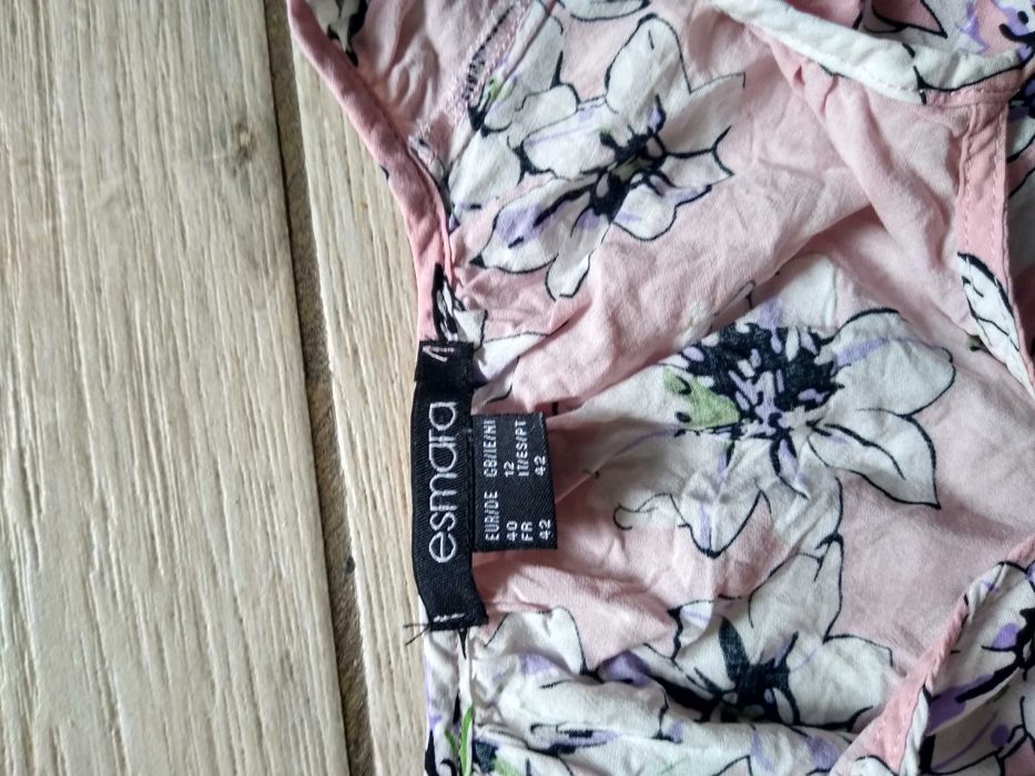 Damska bluzka z długim rękawem z motywem kwiatowym.