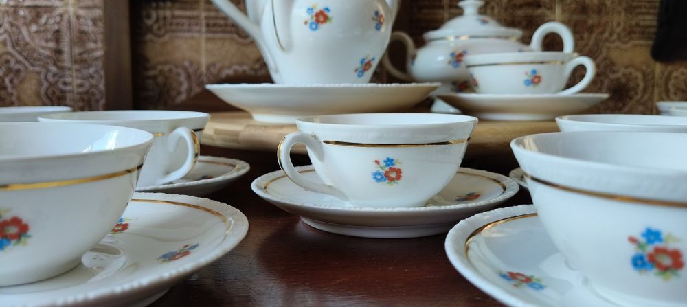 Serviço de chá em porcelana branca da Vista Alegre, Portugal.