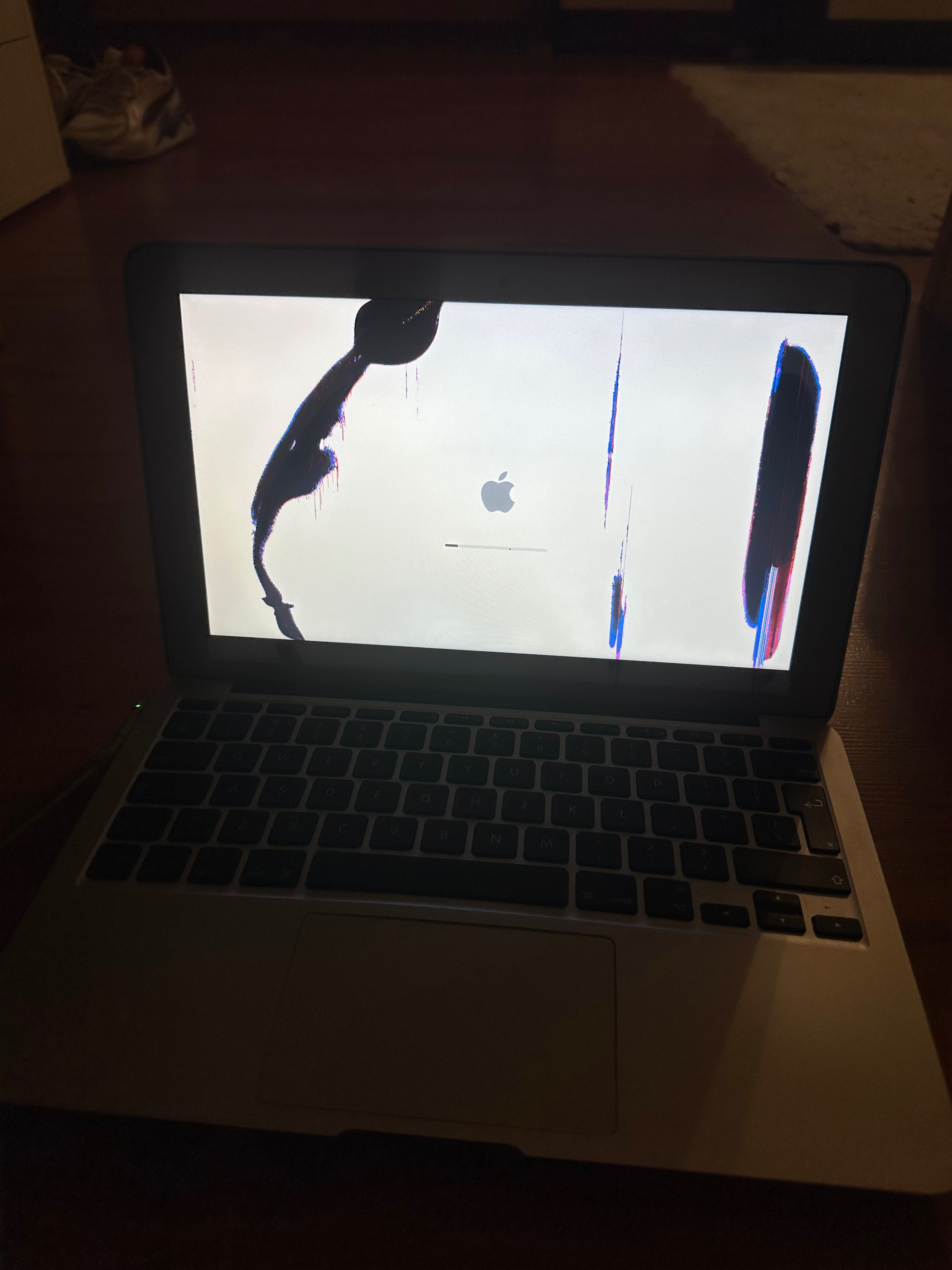 MacBook Air 11 srebrny laptop z ładowarką