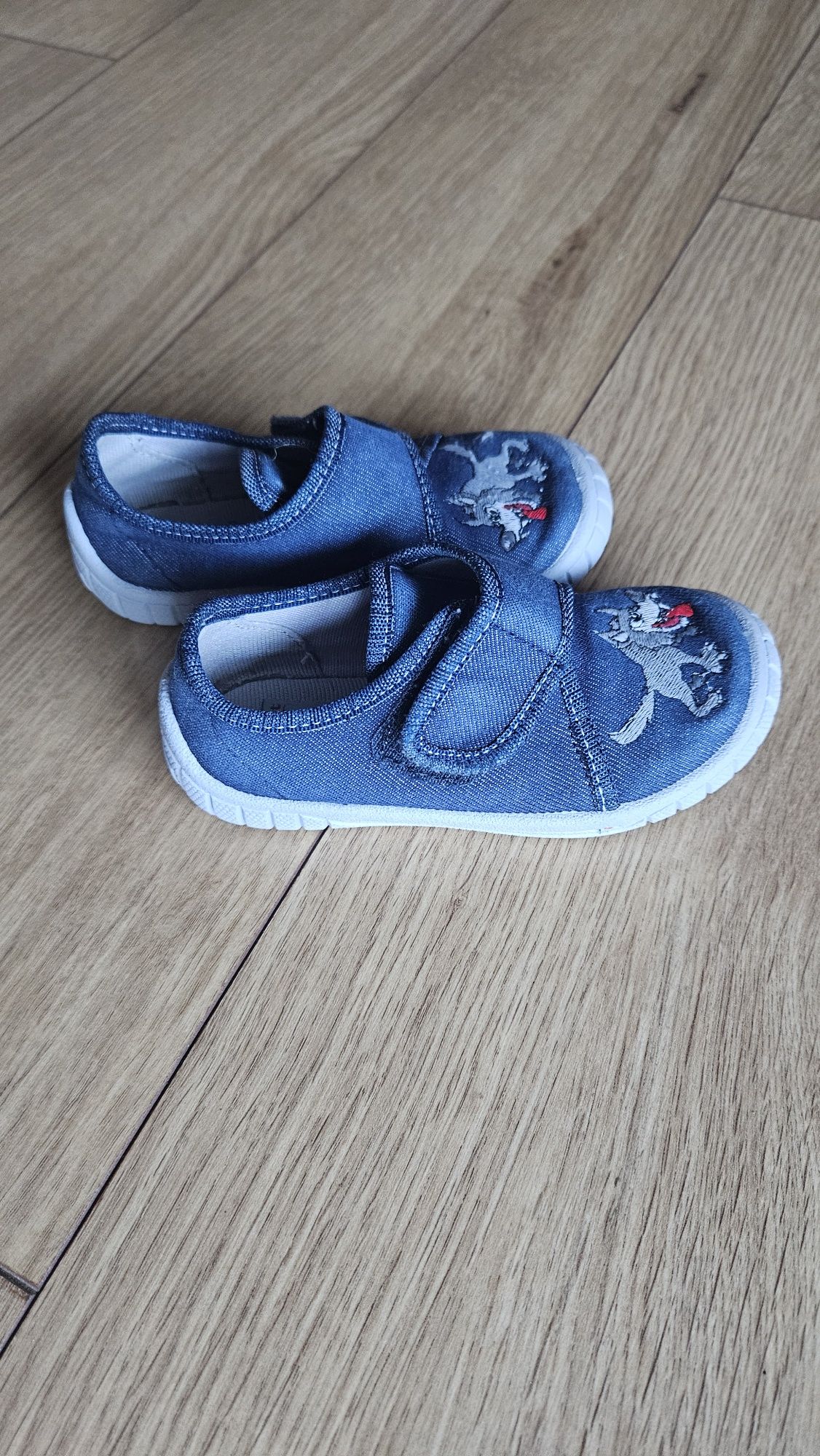 Buty dziecięce Superfit rozm. 24 kapcie