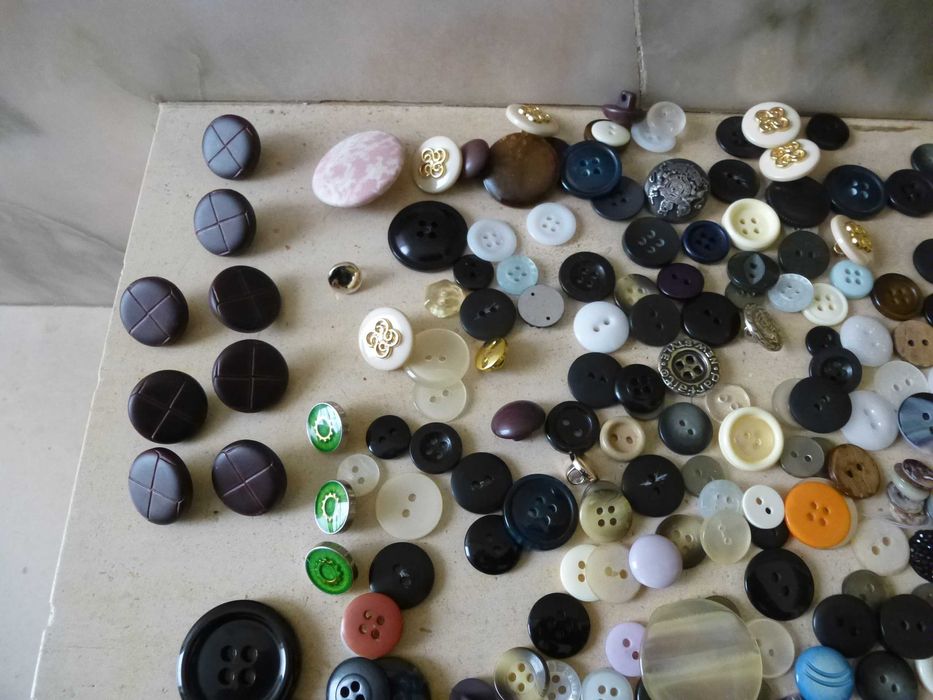 Lote de botões , antigos e recentes