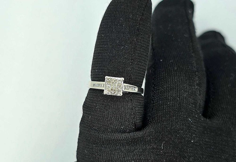 Кольцо с бриллиантами формы принцесса