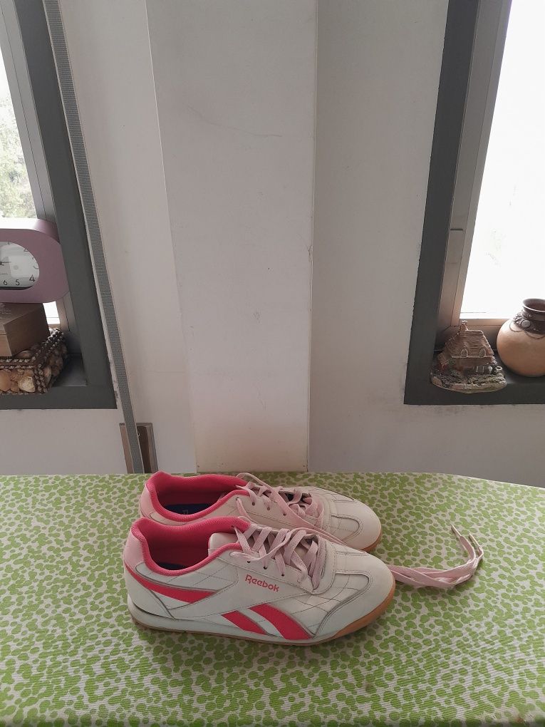 Vendo Sapatilhas de Senhora REEBOK muito bonitas como novas