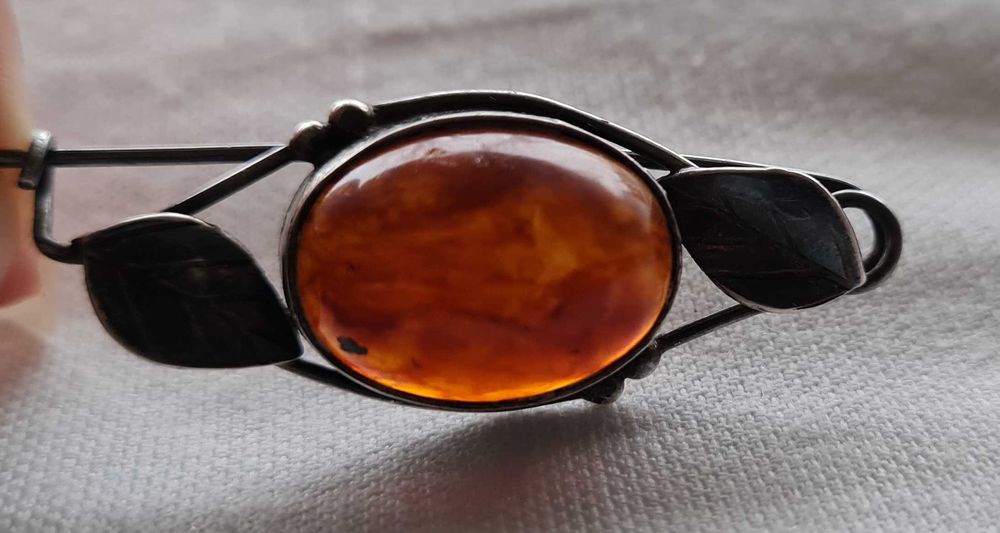 Stara broszka srebrna z bursztynem Vinted polska z patyną listki