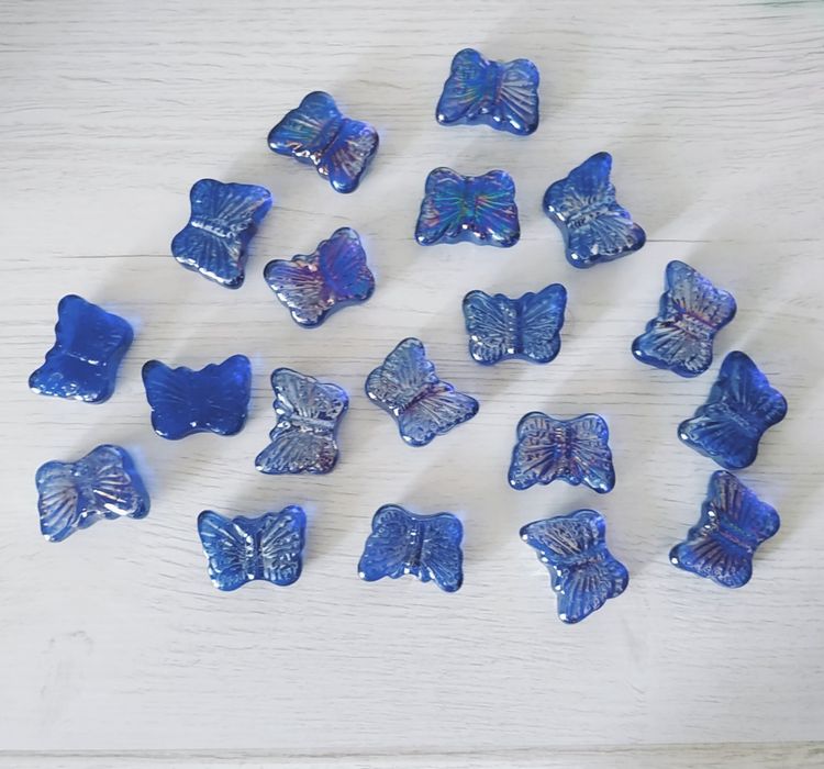 Декоративные камни и ракушки разных расцветок