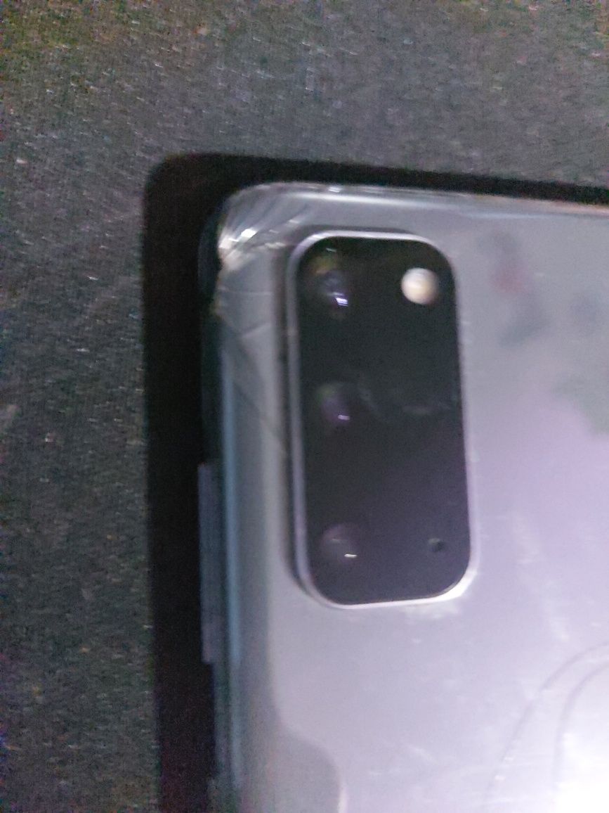 Samsung S20 uszkodzony