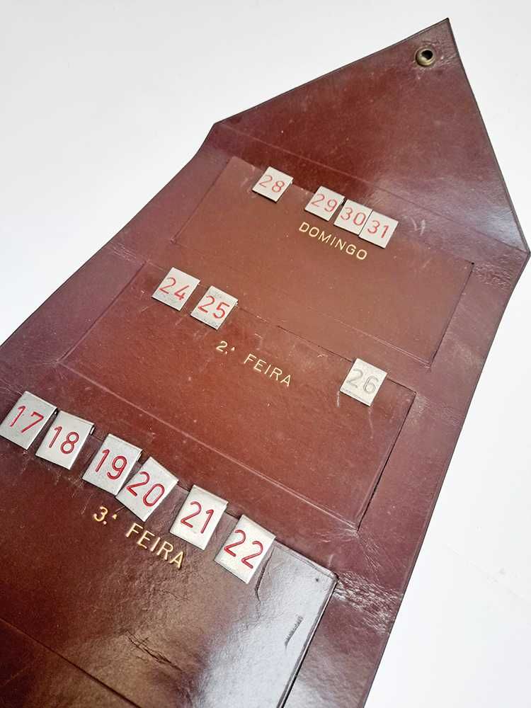 Antigo Calendário Perpétuo Couro Pele Vintage