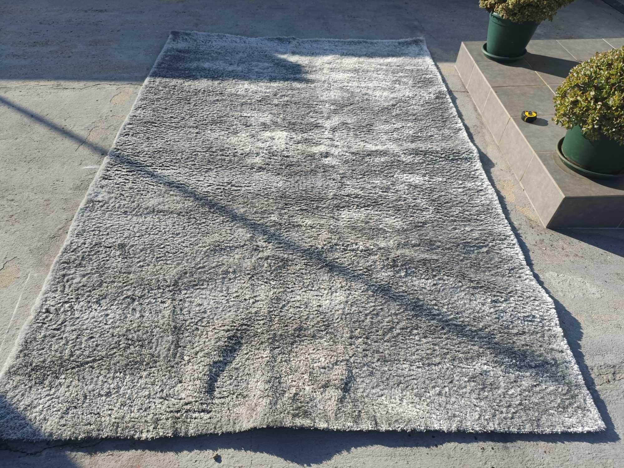 Carpetes duas pretas, duas Lilás, são de pelo e têm brilhantes, novas