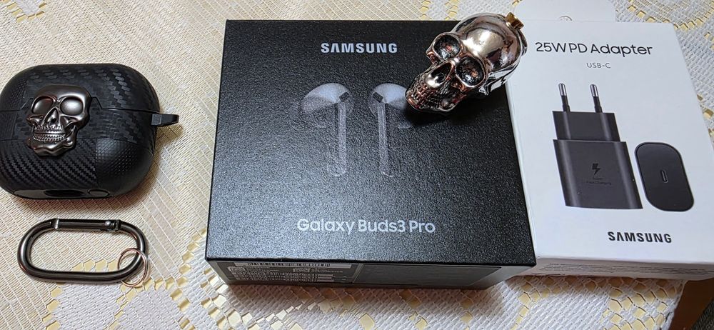 Samsung Galaxy Buds3pro, oryginał,  z etui , ładowarką 25W i brelokiem