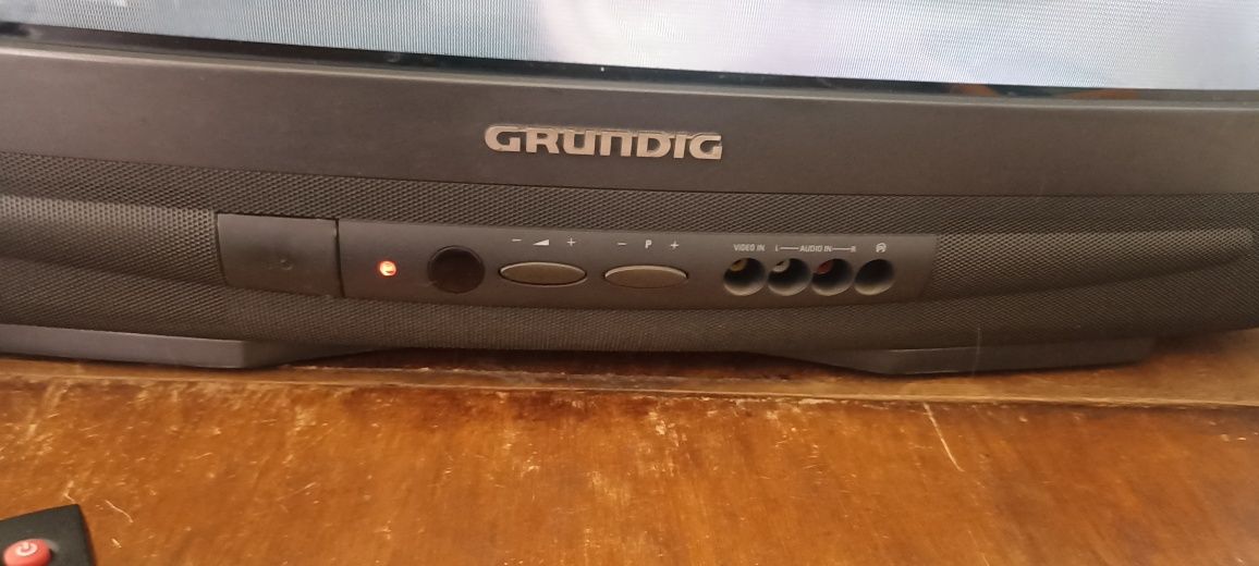 Televisão grande antiga Grundig