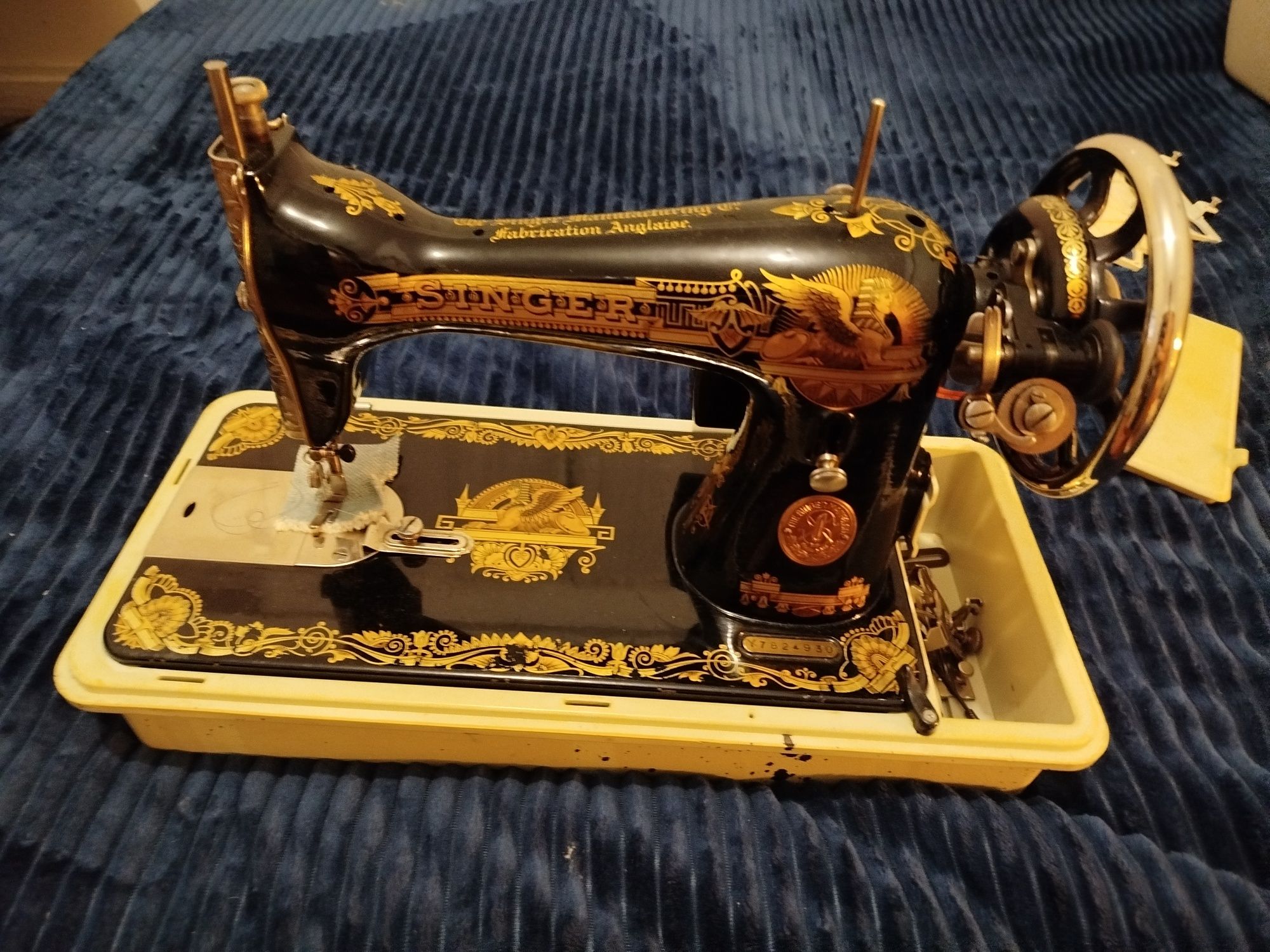Máquina de costura Singer com mala