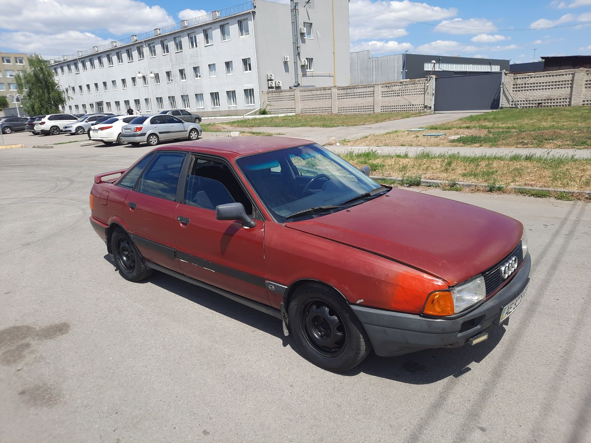В продаже Ауди 80/1987 года. На газу , на полном ходу. Сел и поехал.