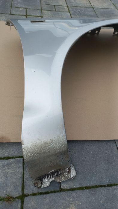 Opel Corsa d blotnik przedni prawy srebrny z157