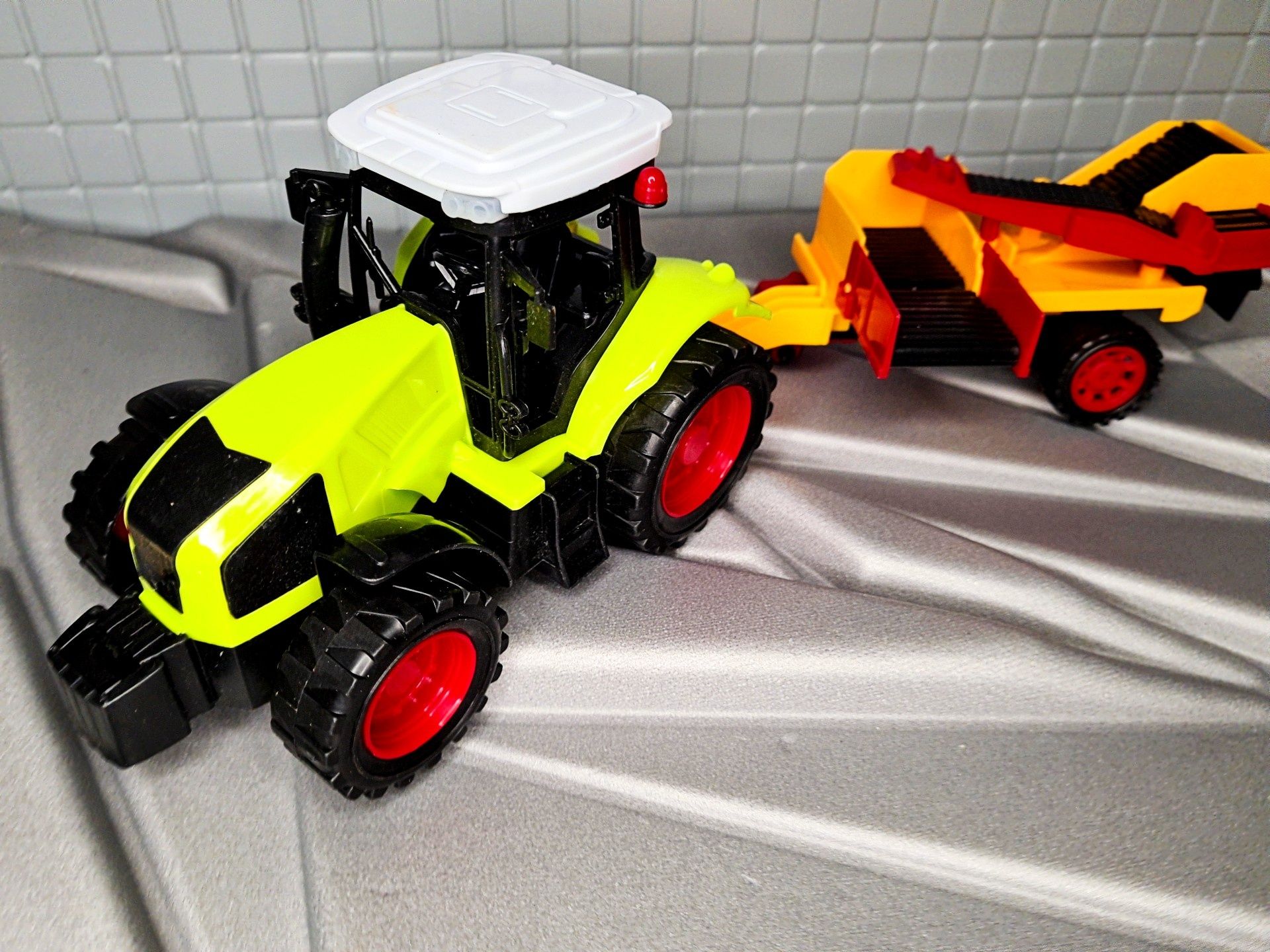 Nowy Traktor Traktorek z maszyną rolniczą - zabawki