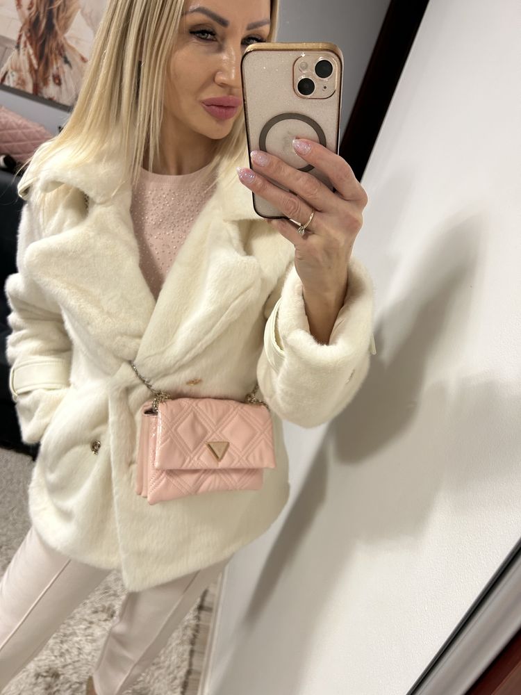Torebka guess pudrowy róż na łańcuszku