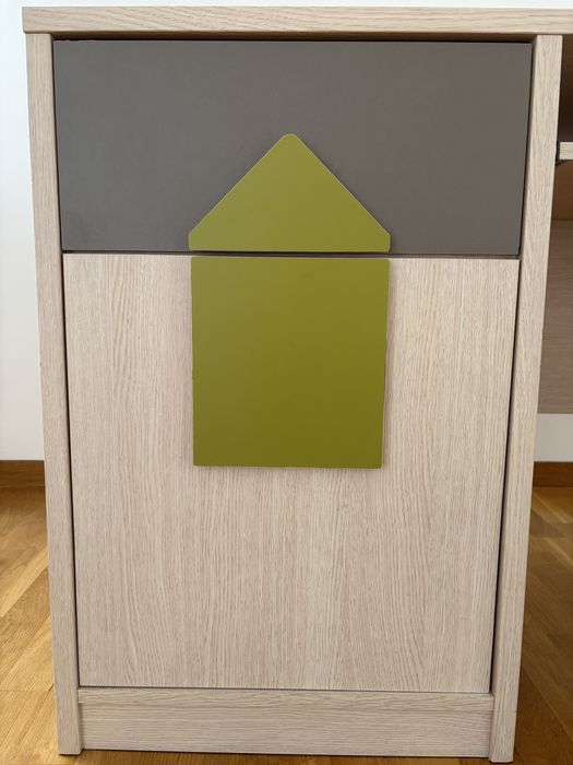 Biurko z zestawu „Strzałka”