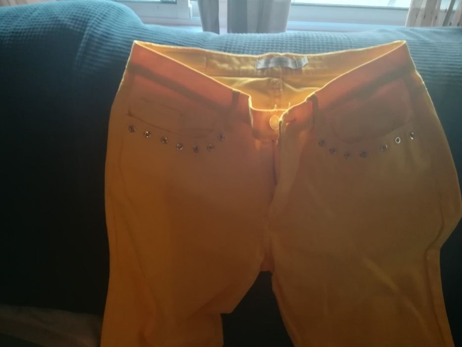 calças clássicas de verão cor amarela