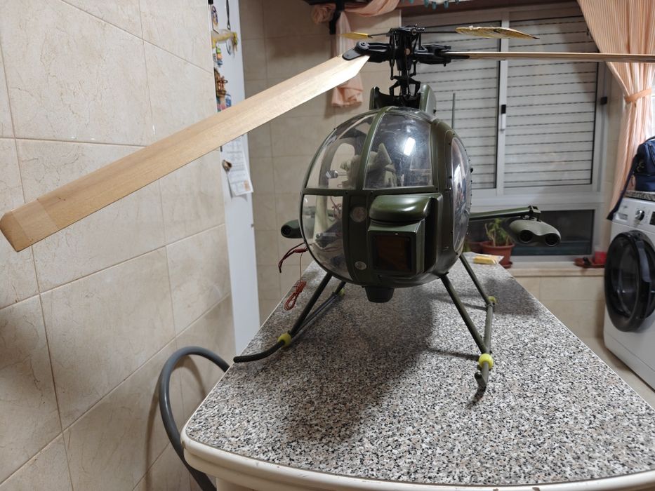 Thunder Tiger Raptor 50 com fuselagem Hughes 50