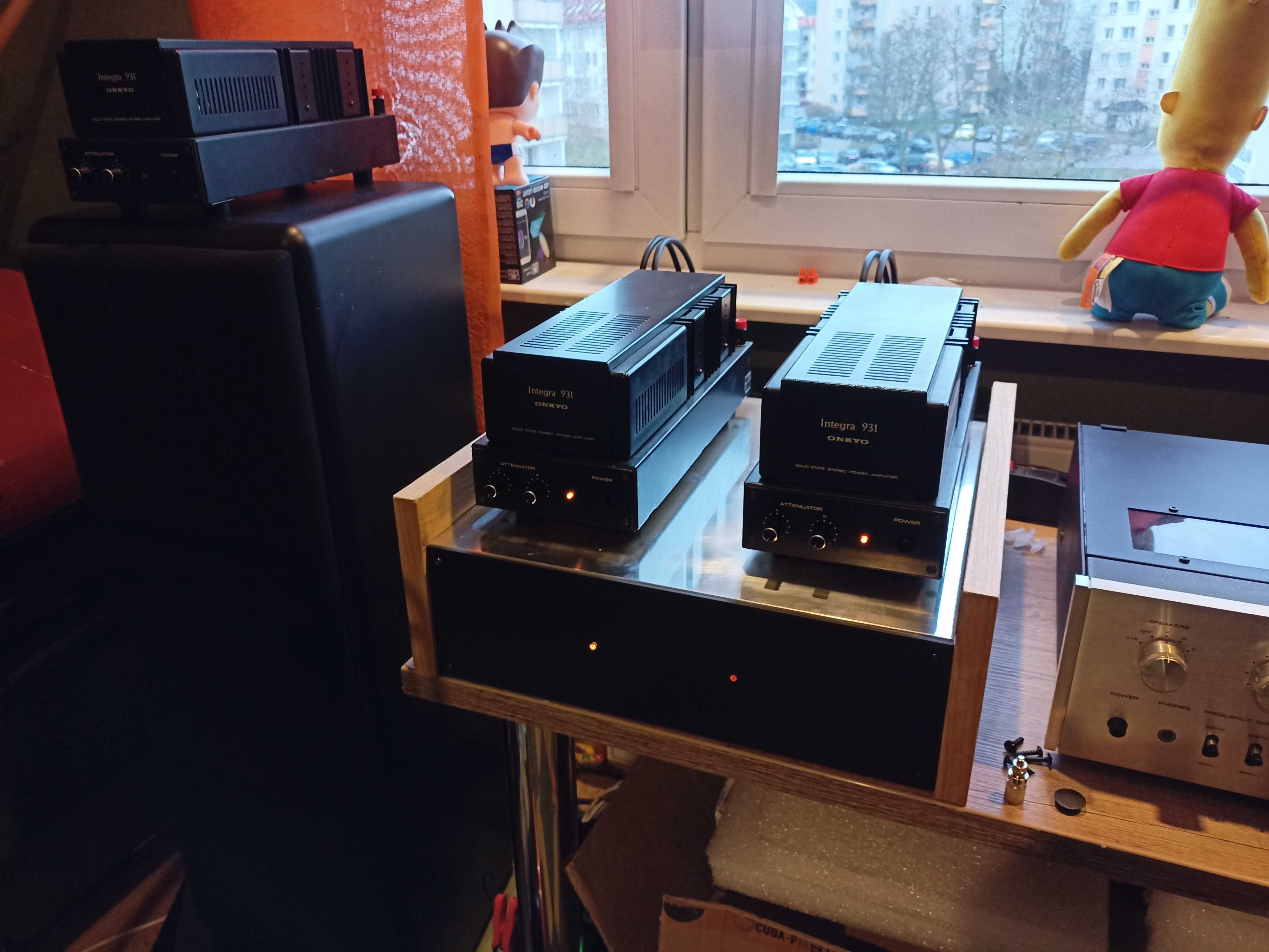 Monobloki na końcówkach mocy ONKYO M-931 z zasilaczem.