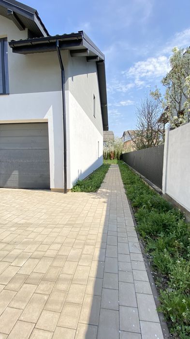 Напівособняк 130 м² з гаражем і 3 сотками землі біля міста