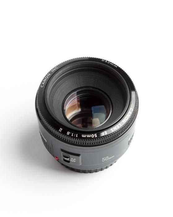 Canon EF 50mm f/1.8 II, новый объектив, пару раз ставил на камеру.