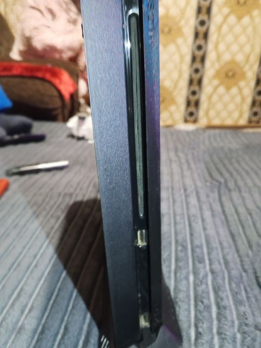 PS4 slim  в робочому стани джостикив немаэ