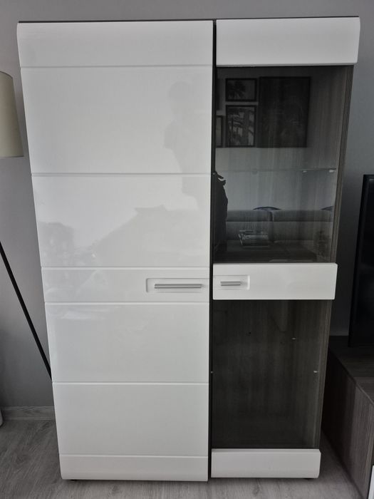 Witryna Avensis Agata Meble 156 x 96,5 x 37,5