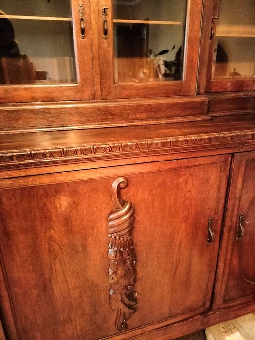 Stylowy kredens z gablotką