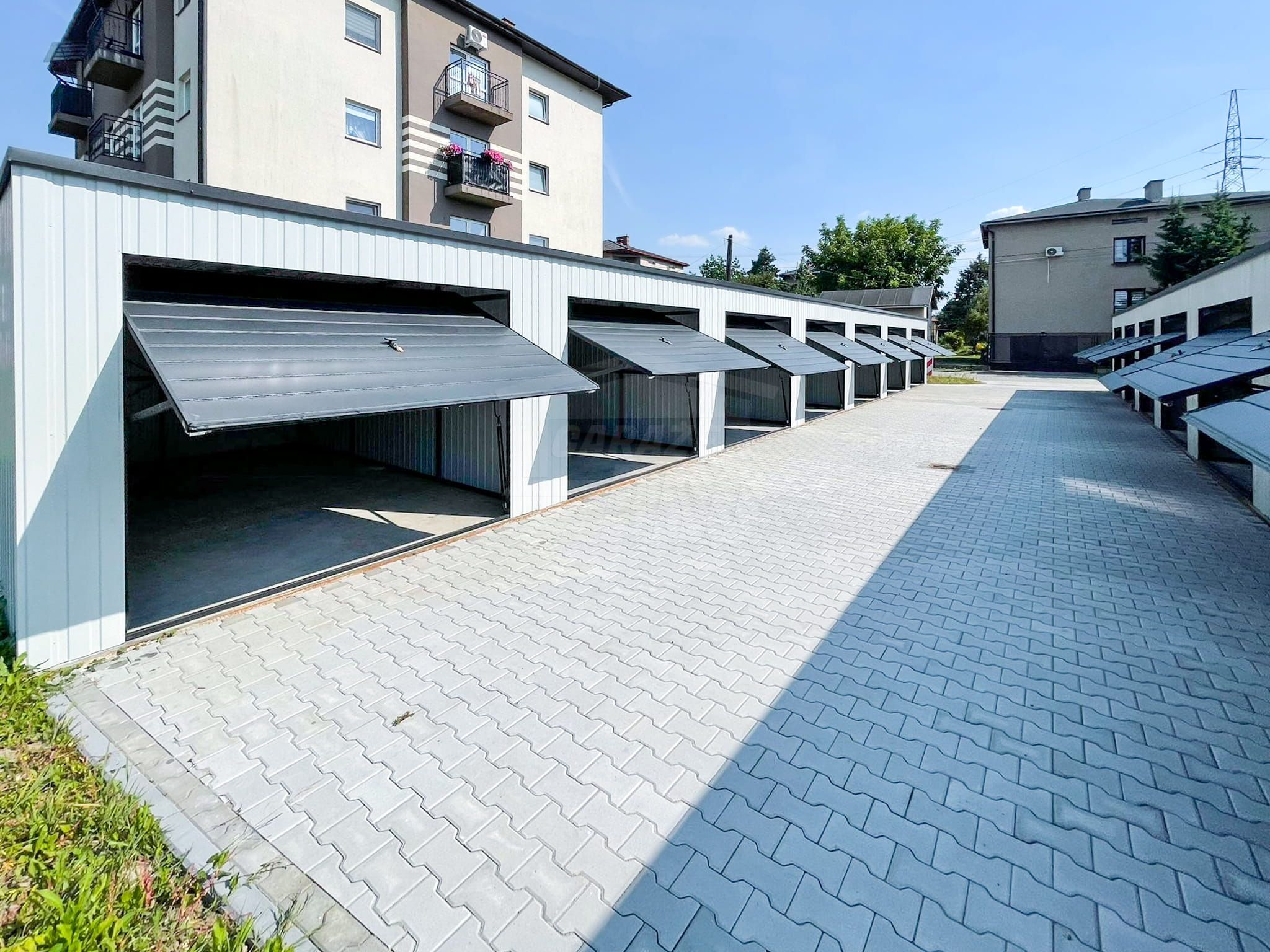 Rząd garaży 28x5,5m - 7x bramy uchylne dach spad w tył  GP489