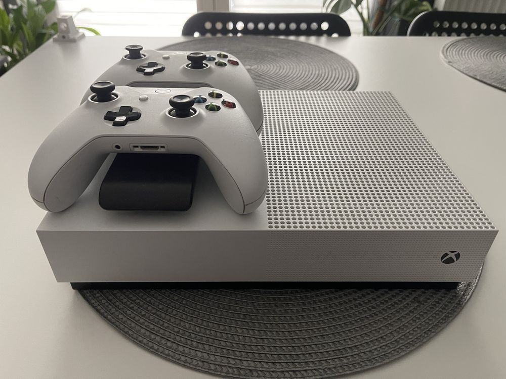 Xbox one s 1tb. 2xpad + ladowarka