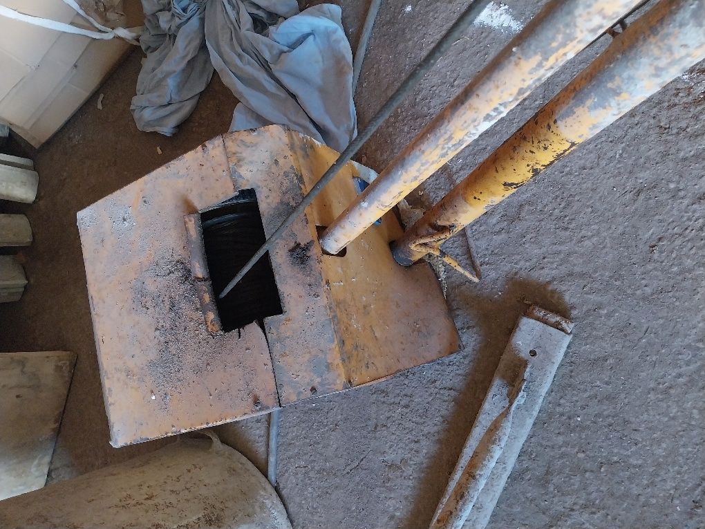 Grua de mineiro balde e tripe