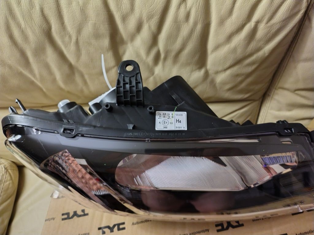 Lampy przednie Dacia Logan 2013r