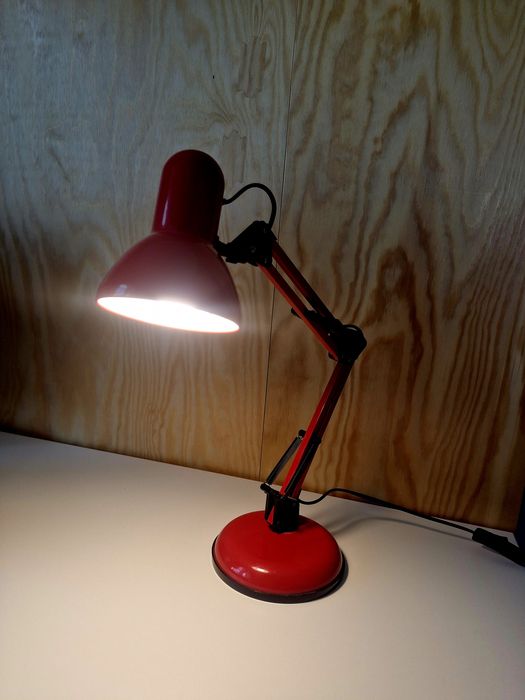 Czerwona lampka na biurko