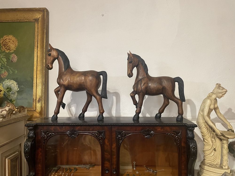 Cavalos de madeira de grandes dimensoes
