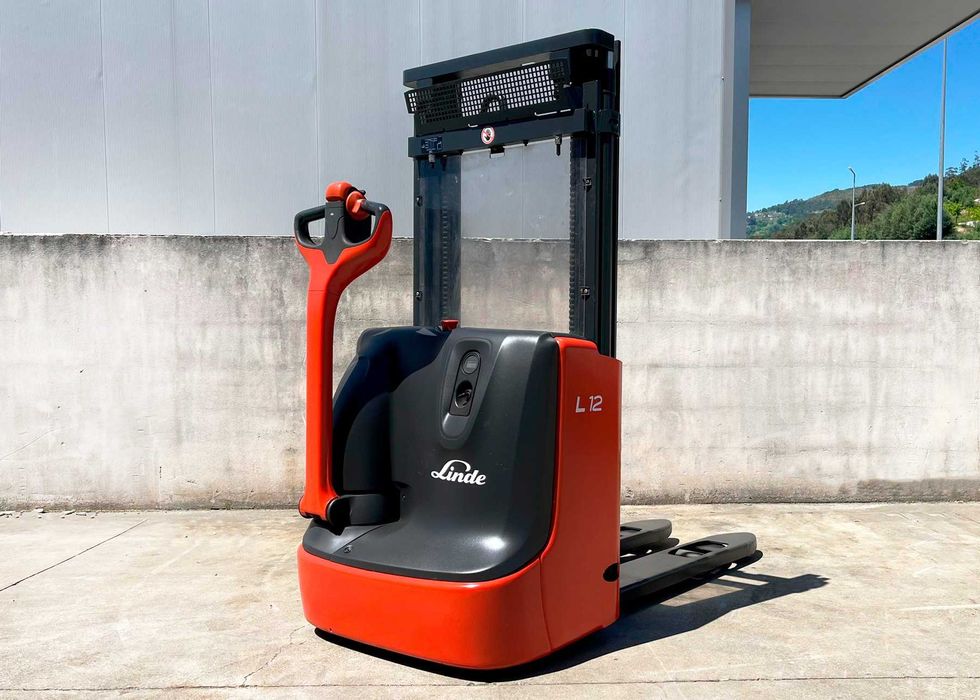 Stacker elétrico Linde L12 (1200 kg / 2.42 m de elev)